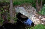 Aspecto que ofrece el puente aparecido en el arroyo situado en la zona de Budores tras las riadas. :: P. G.-P.